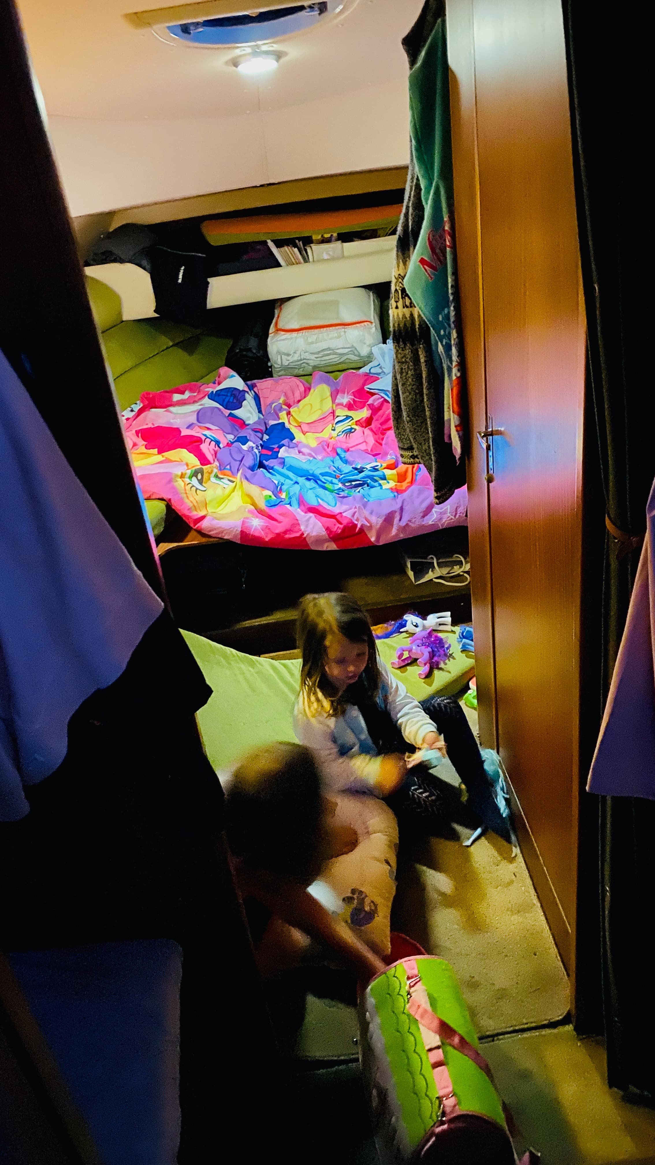 Dotter med kusin som har lekt i båten