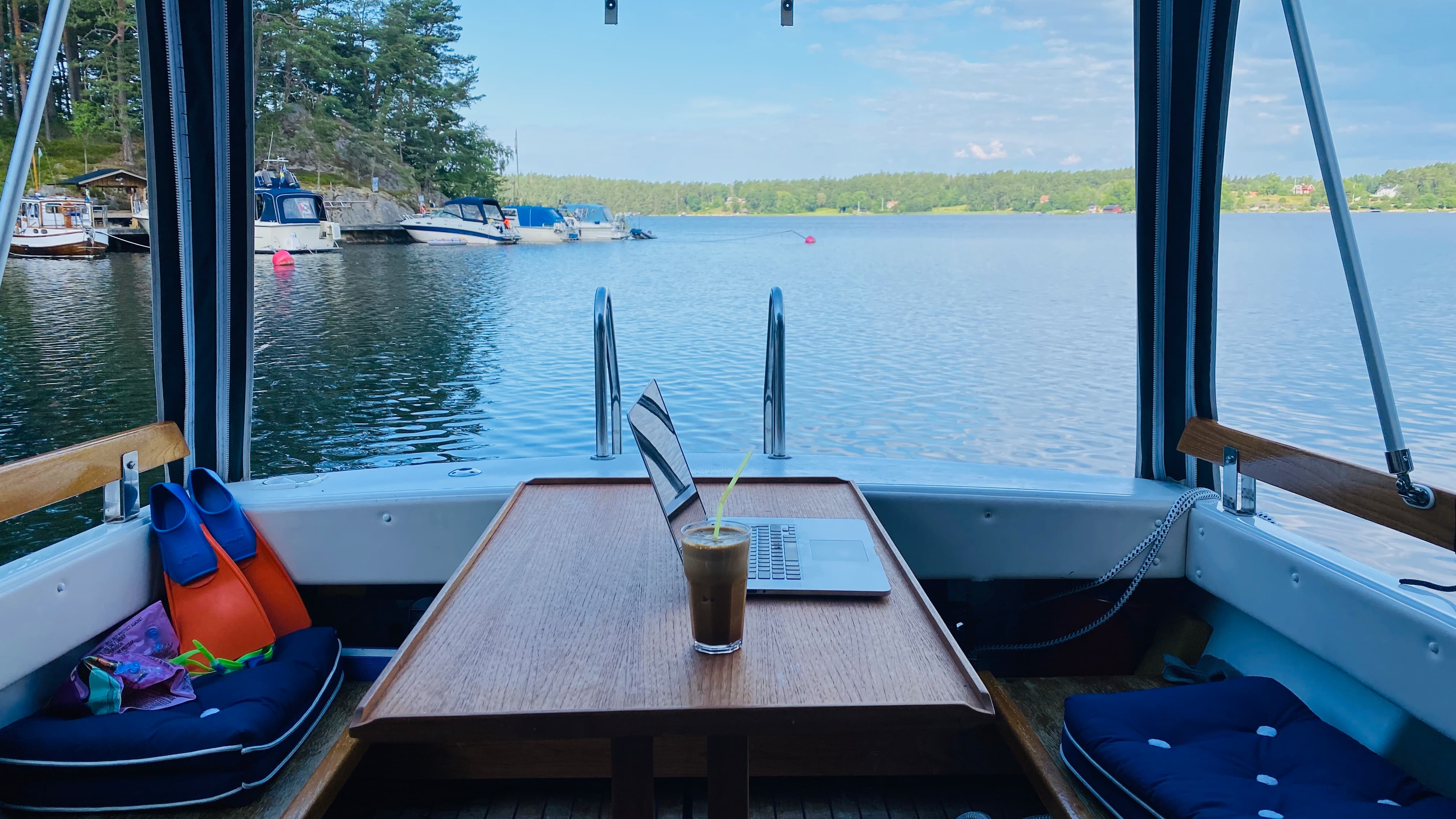 Arbetsdagen börjar på skärgårdskontoret.